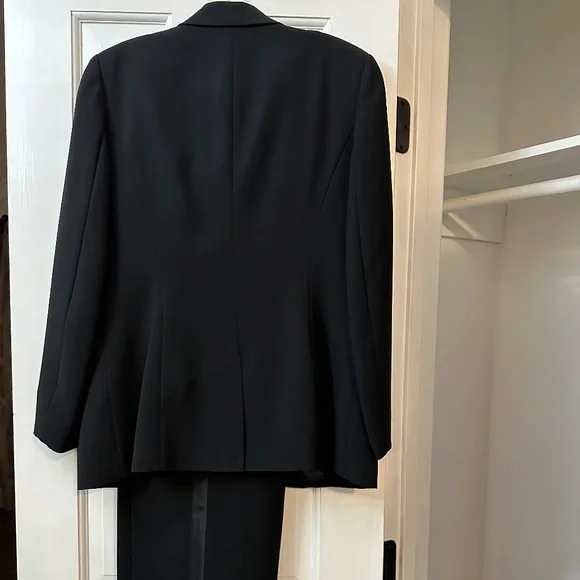 Ladies suit - Picture 4 of 4